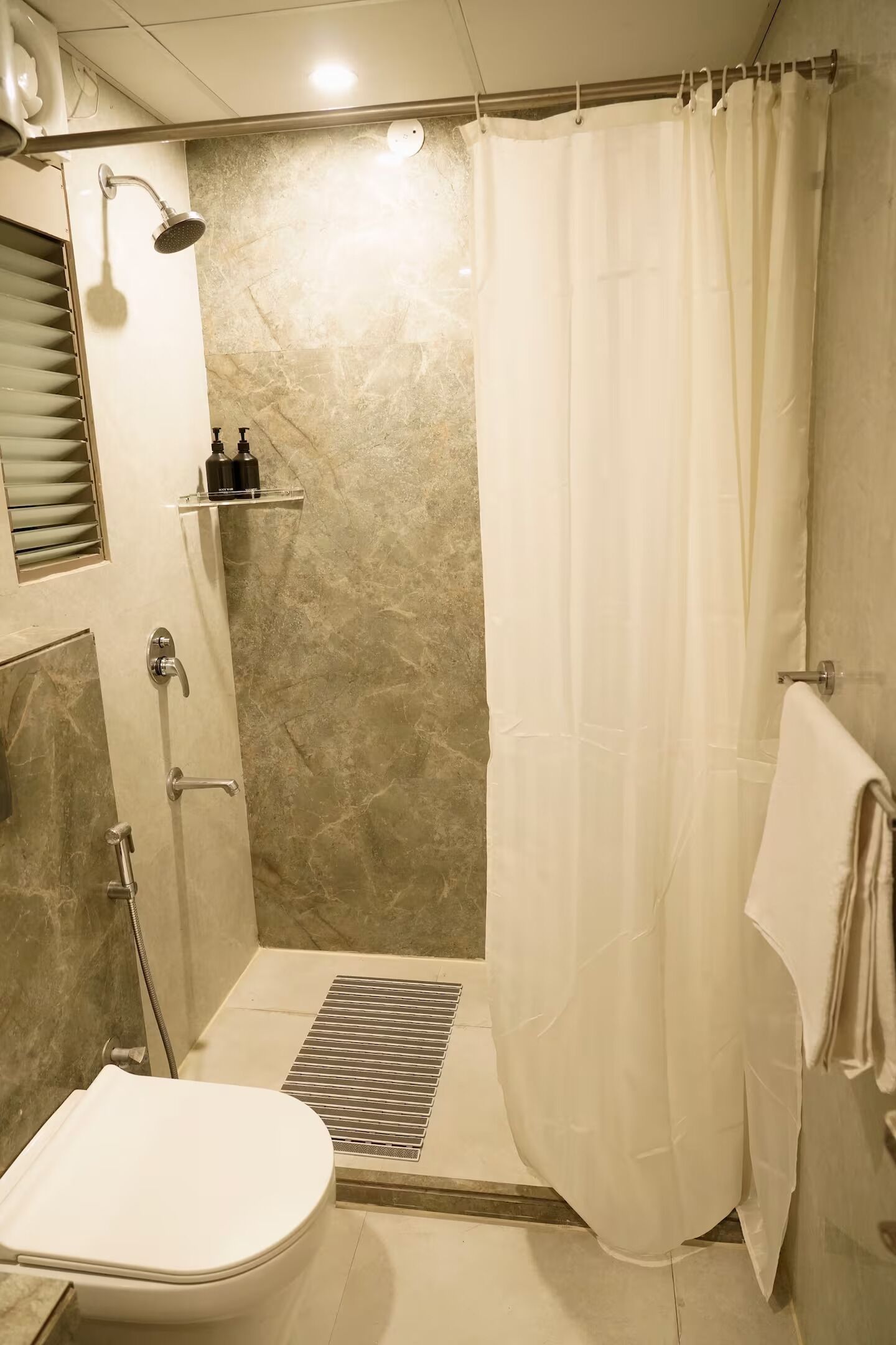 Haartrockner, Bidet, Handtücher, Seife