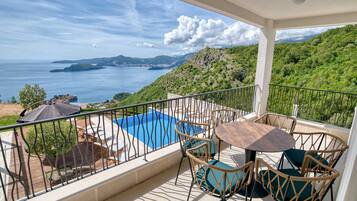 Luxury Apartment, Sea View | Outdoor dining