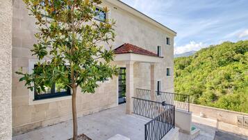 Luxury-Apartment, Meerblick | Unterkunftsgelände