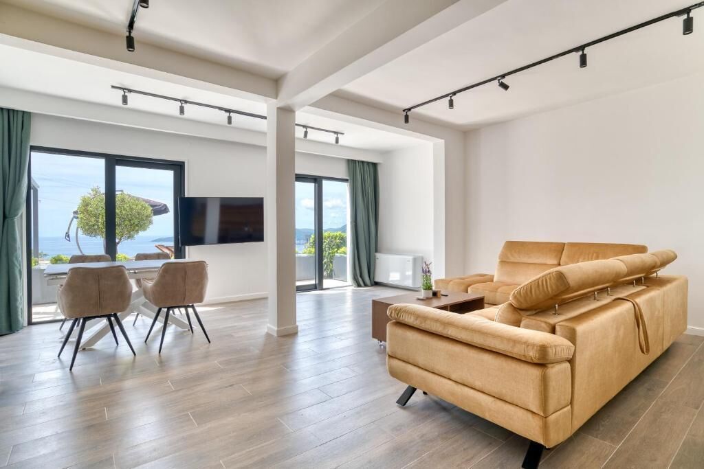Exclusive Apartment, Sea View | Living area