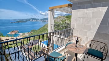 Premium Studio, Sea View | Outdoor dining