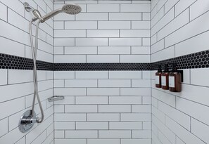 Secadora de cabello, toallas, jabón, papel de baño 