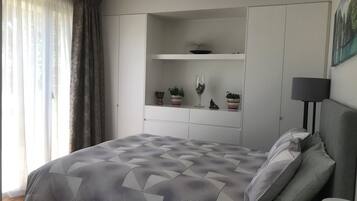 Iron/ironing board, WiFi, bed sheets
