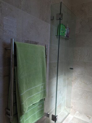 Shower, hair dryer, towels, soap - Paradise Country Living, Nature Retreat near Beaches & Private Chef Fine Dining (Duffys Forest)