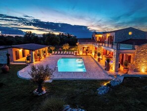 A large house with a swimming pool, stone walls, and outdoor lighting. - Villa Antea (Barban)