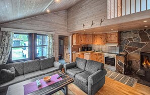 Ein gemütliches Wohnzimmer mit einer Couch, einem Couchtisch und einem Kamin.