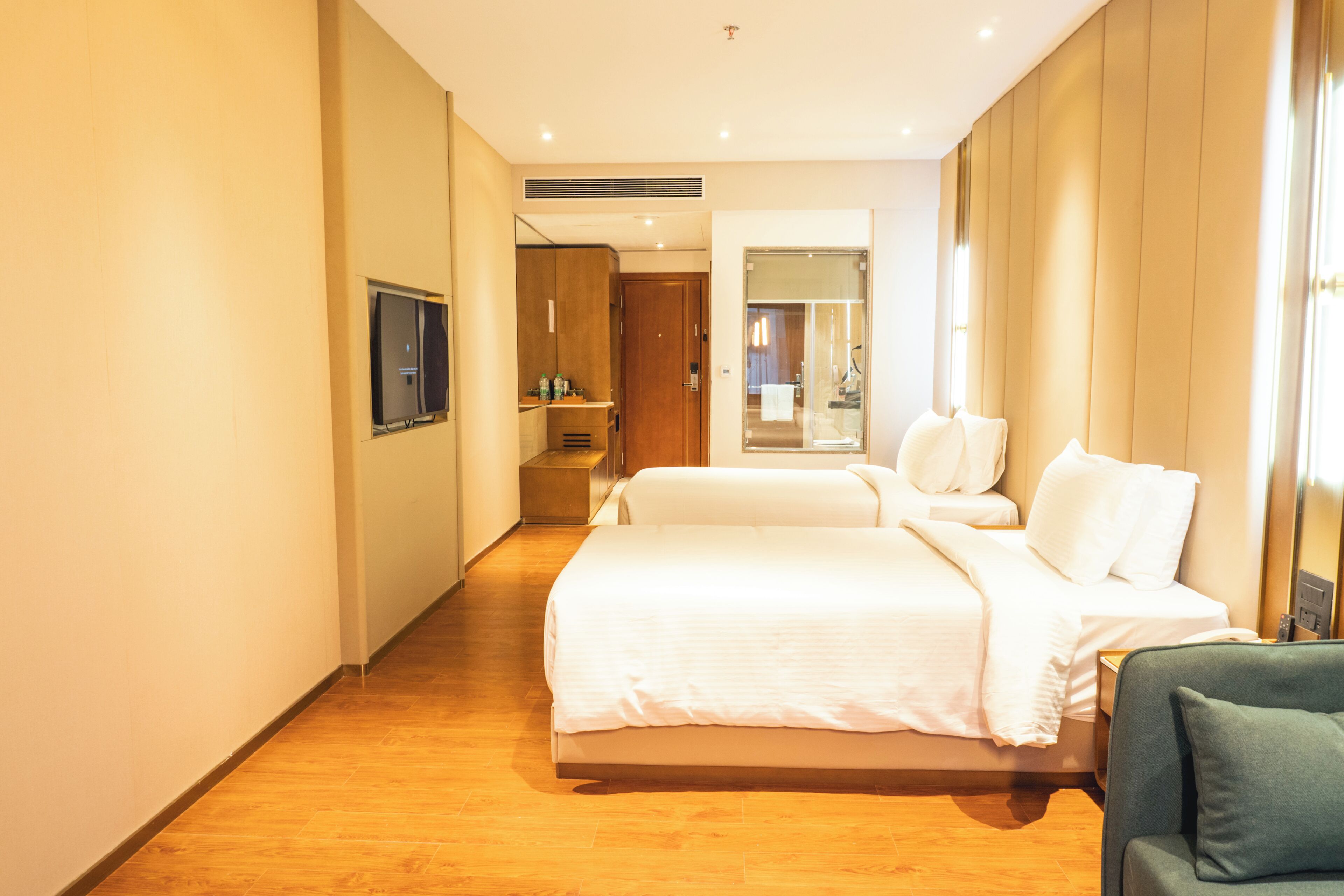 Minibar, escritorio, cortinas opacas y tabla de planchar con plancha