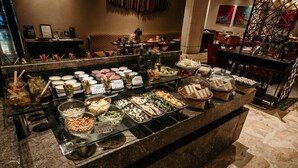 Bữa sáng buffet hàng ngày với phụ phí nhỏ 