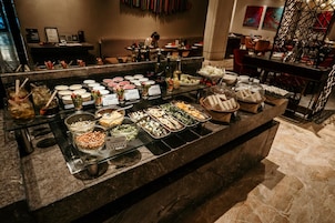 朝食 (ビュッフェ)、毎日提供 (有料)