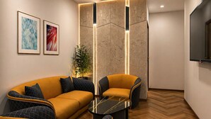 Suite presidencial | Minibar, escritorio, cortinas opacas y tabla de planchar con plancha