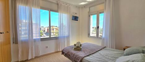 Tabla de planchar con plancha, wifi y ropa de cama
