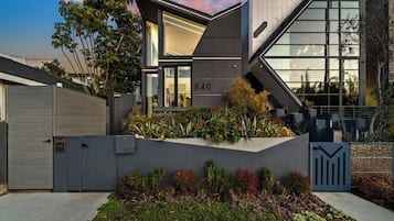 Apartment (5 Bedrooms) | Front of property