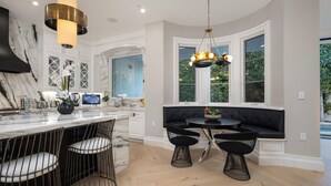 Apartment (5 Bedrooms) | Dapur peribadi | Ketuhar gelombang mikro, ketuhar, dapur, mesin basuh pinggan mangkuk 