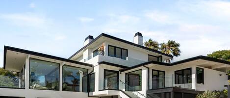 Apartment (4 Bedrooms) | Exterior