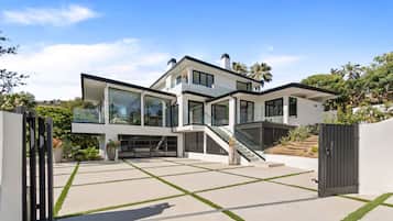 Apartment (4 Bedrooms) | Exterior