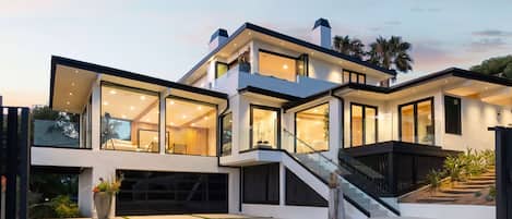 Villa (4 Bedrooms) | Front of property