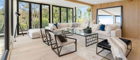 Un salon moderne avec un grand canapé, une table basse et un espace détente.