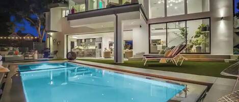 อพาร์ทเมนท์ (4 Bedrooms) | ด้านหน้าที่พัก