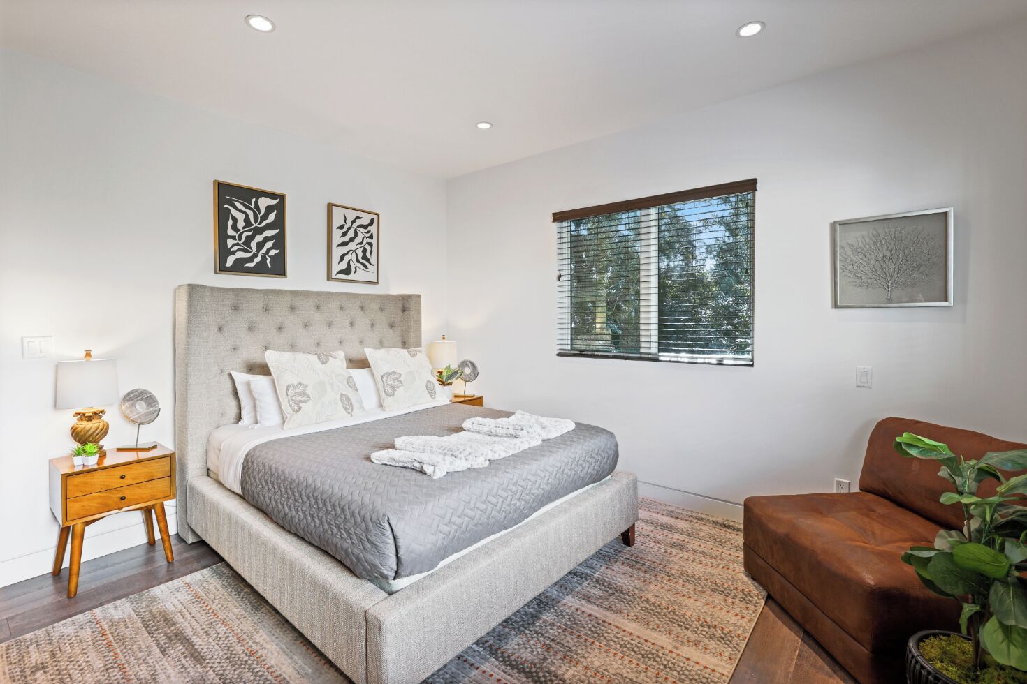 Apartment (4 Bedrooms) | 4 bedrooms, iron/ironing board, bed sheets