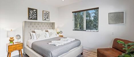 Apartment (4 Bedrooms) | 4 bedrooms, iron/ironing board, bed sheets