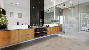 Apartment (4 Bedrooms) | Badezimmer | Dusche, Bidet
