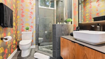 Apartment (4 Bedrooms) | Bathroom | Shower, bidet