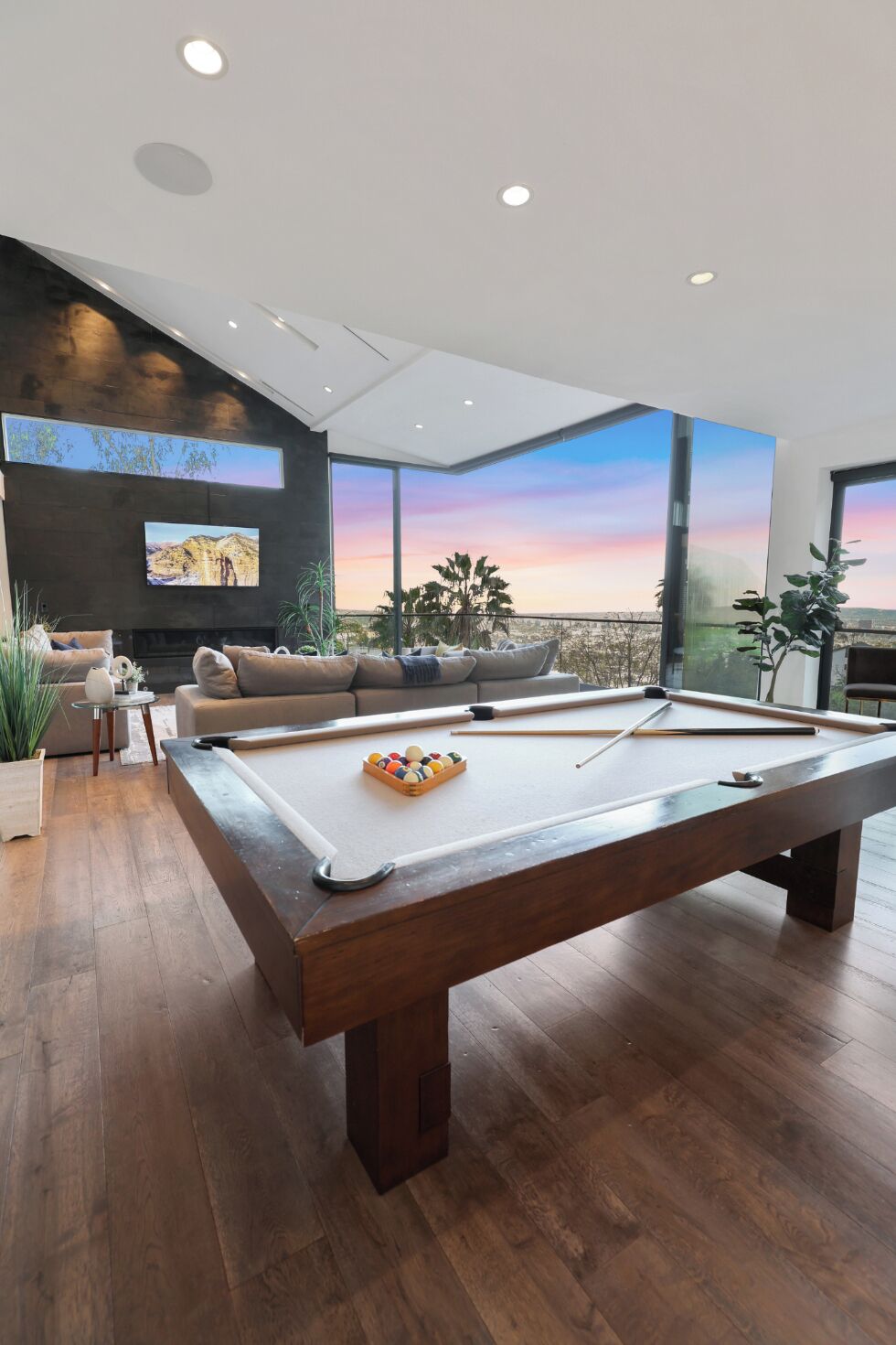 อพาร์ทเมนท์ (4 Bedrooms) | บริเวณนั่งเล่น | ทีวี, เตาผิง
