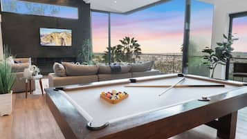 อพาร์ทเมนท์ (4 Bedrooms) | บริเวณนั่งเล่น | ทีวี, เตาผิง