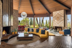 Exterior - Via Vallarta (Encino)