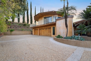 Exterior - Via Vallarta (Encino)