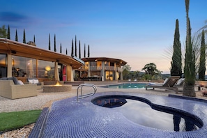 Exterior - Via Vallarta (Encino)