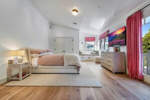 Ein Schlafzimmer mit einem Bett, einem Nachttisch und einem Vorhangfenster.