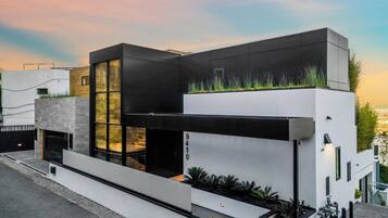 Un edificio moderno con techo plano, ventanas amplias y un diseño minimalista.