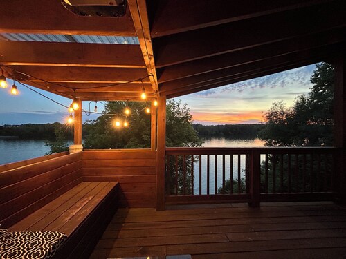 Waterfront cabin w/spa & dock 🤍