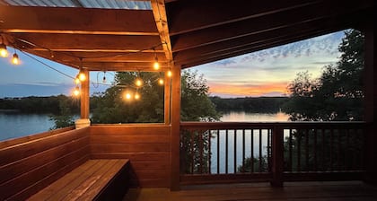 Waterfront cabin w/spa & dock 🤍