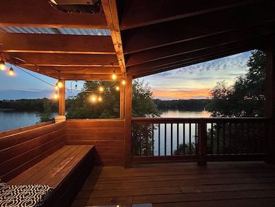 Waterfront cabin w/spa & dock 🤍