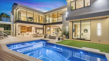 Apartment (5 Bedrooms) | Front of property