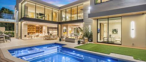 Apartment (5 Bedrooms) | Front of property