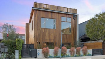 Apartment (3 Bedrooms) | Front of property