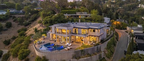 House (6 Bedrooms) | Front of property