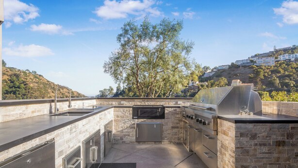 BBQ/picnic Area - Zorada (Los Angeles)
