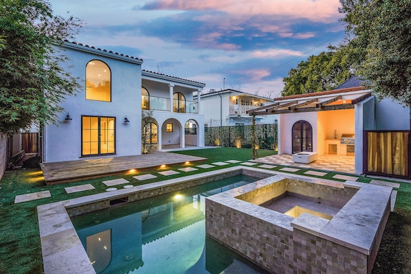 A modern house with a swimming pool, a covered patio, and a well-maintained lawn. - Bella Villa (Los Angeles)