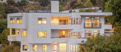 Villa (5 Bedrooms) | Front of property