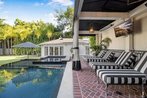 Exterior - Villa Carmelita (Beverly Hills)