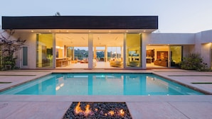 A modern house with a swimming pool and a fire pit. - Zen Estate (Beverly Hills)