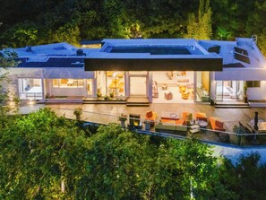 A modern house with a spacious outdoor area, large windows, and a pool. - Zen Estate (Beverly Hills)