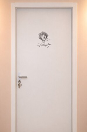 A white door with a keyhole and a keyring, featuring a drawing and the word 'Rembrandt' above it. - Hotel Keizershof (Amsterdam)
