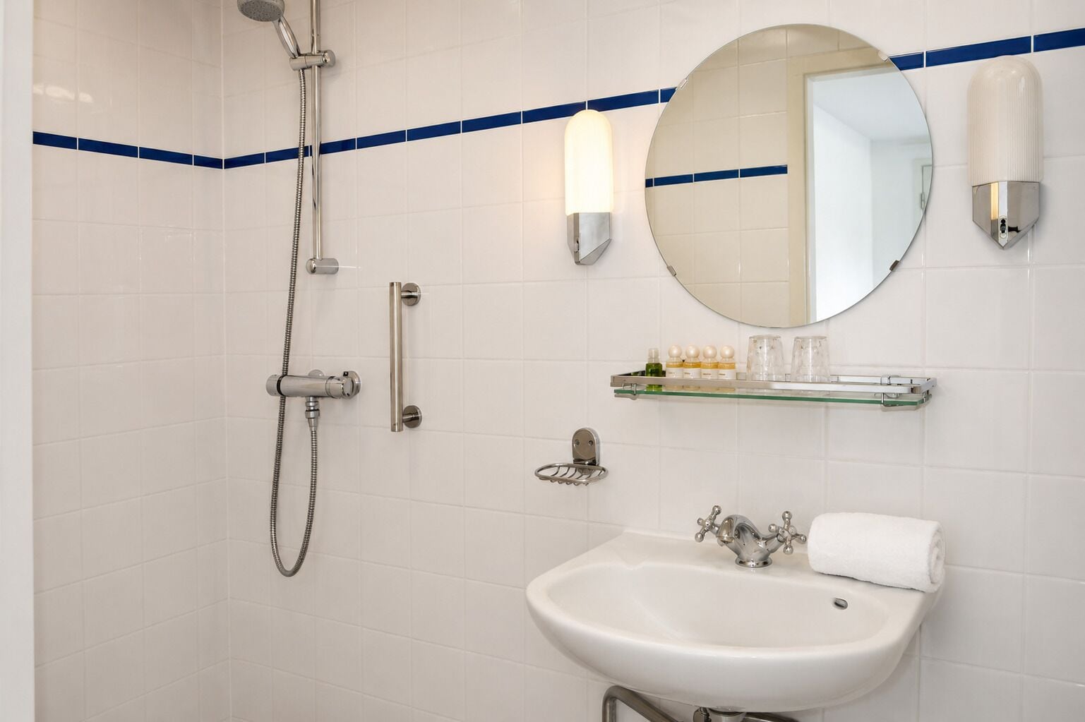 Classic Double Room, Canal View | Bathroom | Shower, hair dryer, towels, soap