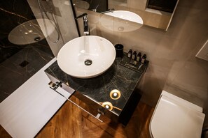 Deluxe Suite, City View | Bathroom | Shower, hair dryer, towels - B Residence - Boutique Apartments (Ljubljana)