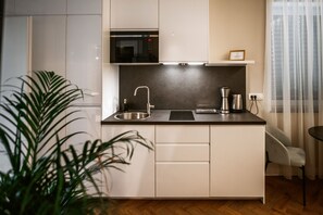 Deluxe suite, uitzicht op stad | Privékeuken | Een koelkast, een magnetron